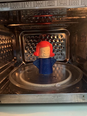 전자레인지 청소 도구에 식초랑 물을 담은 모습