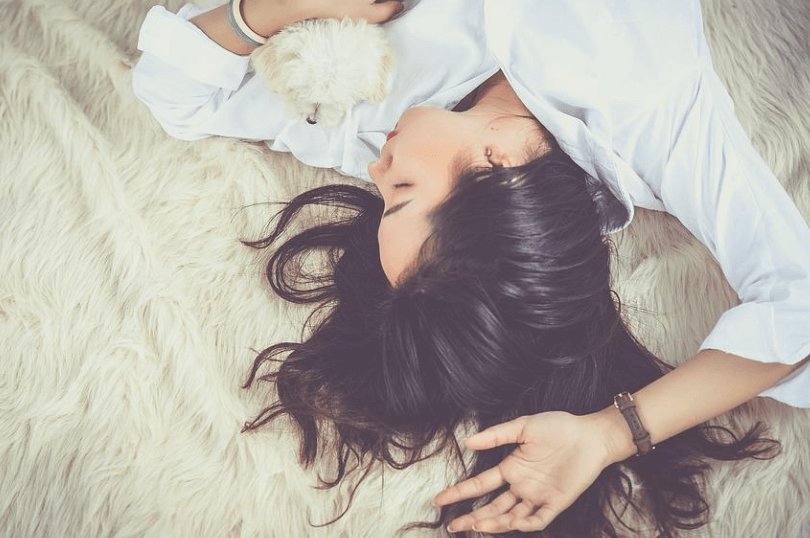 휴식을 취하는 여자