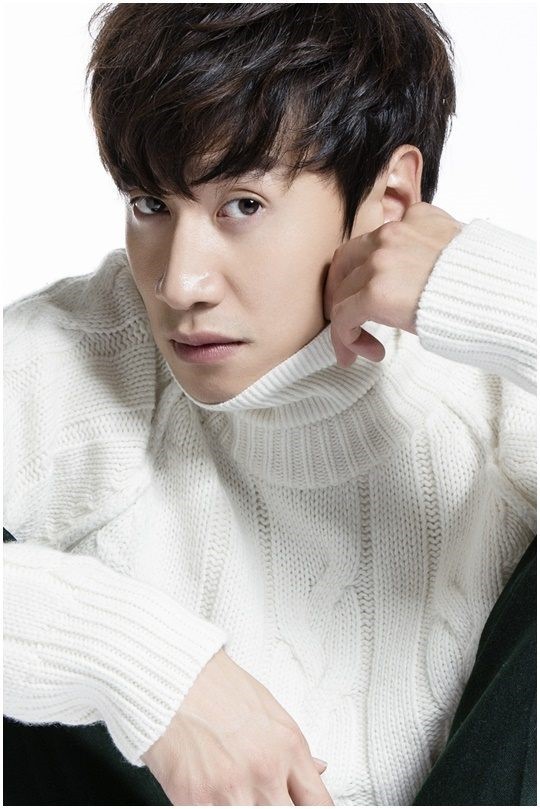 흰 옷을 입은 이광수 배우가 손을 얼굴에 대고 있는 모습