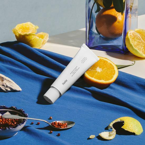 석류와 오렌지 배경의 핸드크림