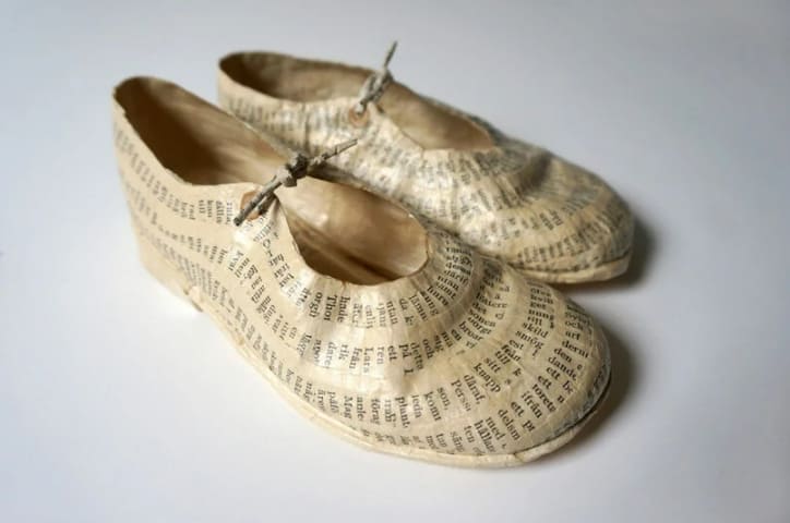 빈티지 책 찢어 일상적 작품 만드는 예술가 VIDEO: Cecilia levy creates sculptures of everyday objects using torn pages from vintage books art 77 shares connections: +430