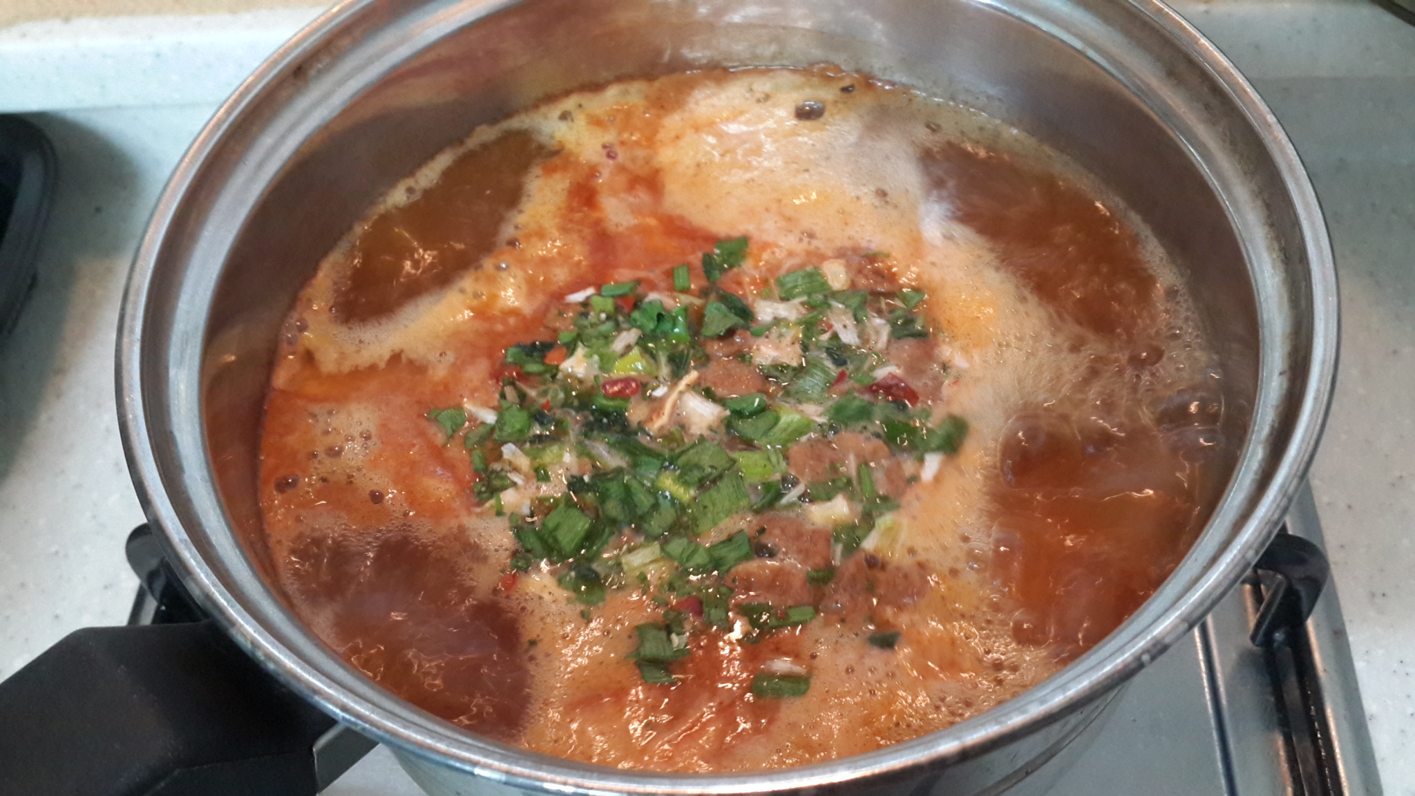분말스프와 건더기 스프 넣고 끓이기