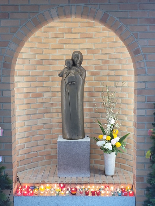 둔산동성당 성모자상