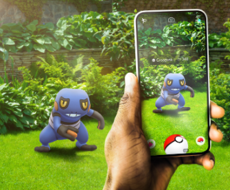 스마트폰-안에-포켓몬을-사람이-정원에서-잡고-있다