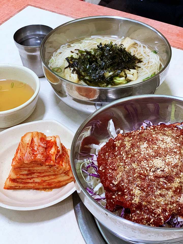 그리움을 달래는 온기 아낌없는 정성 한 그릇 잔치국수 비빔국수 칼국수 춘천 명동 중앙시장 맛집 추천 생방송투데이 인생 분식