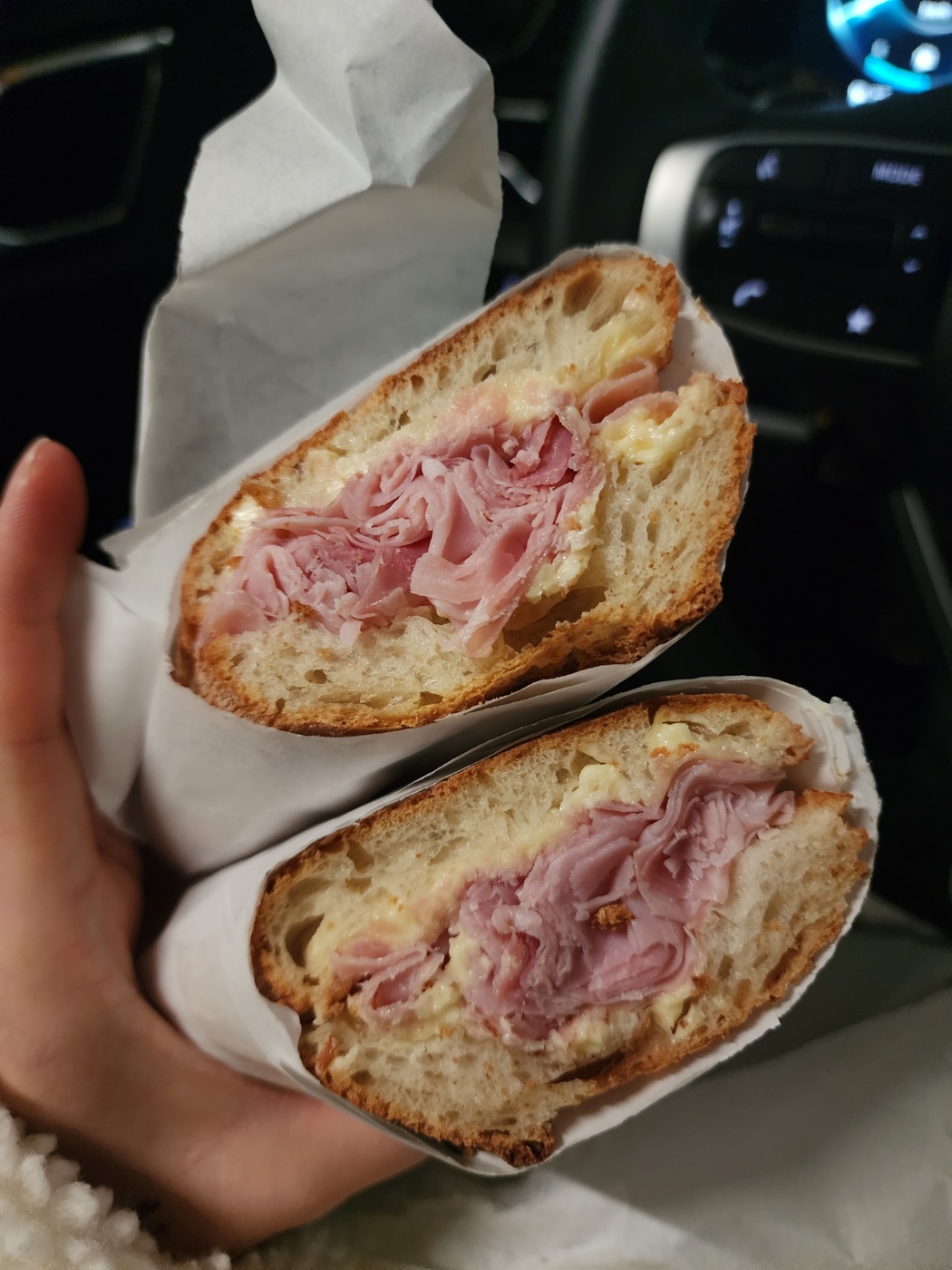 바게트빵사이에 잠봉과 버터가 가득들어있어요