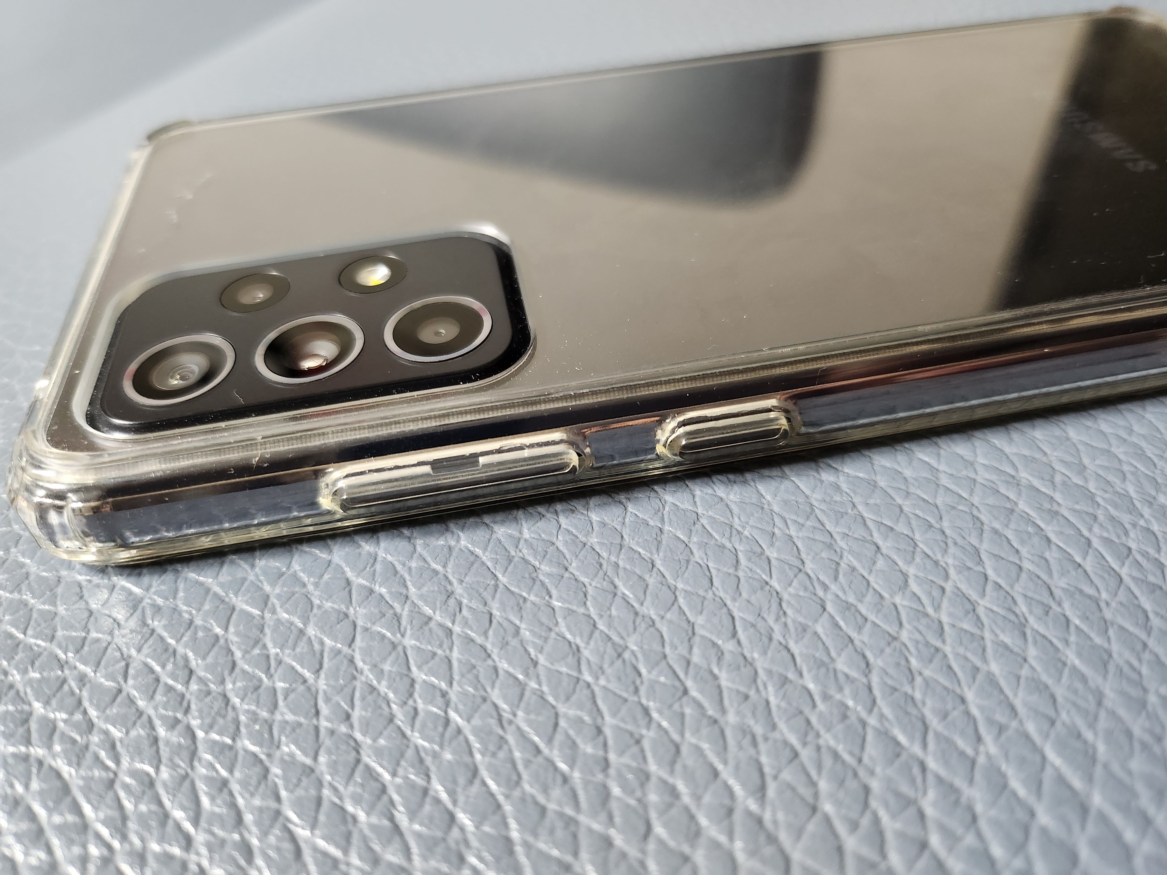 갤럭시 A52s 사이드 버튼과 카메라 디자인