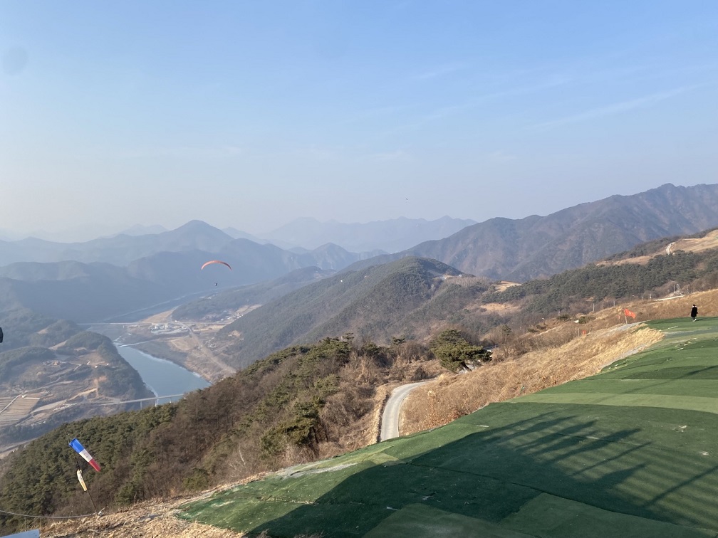 단양 카페산에서 패러글라이딩을 즐기는 모습을 보며 나도 즐기고 있다.