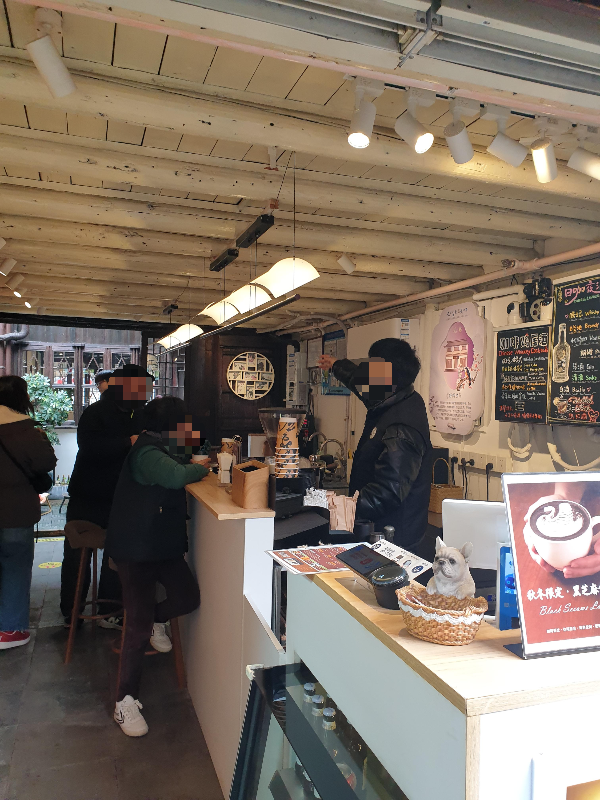 손님들이 바 테이블에 앉아 있다. 