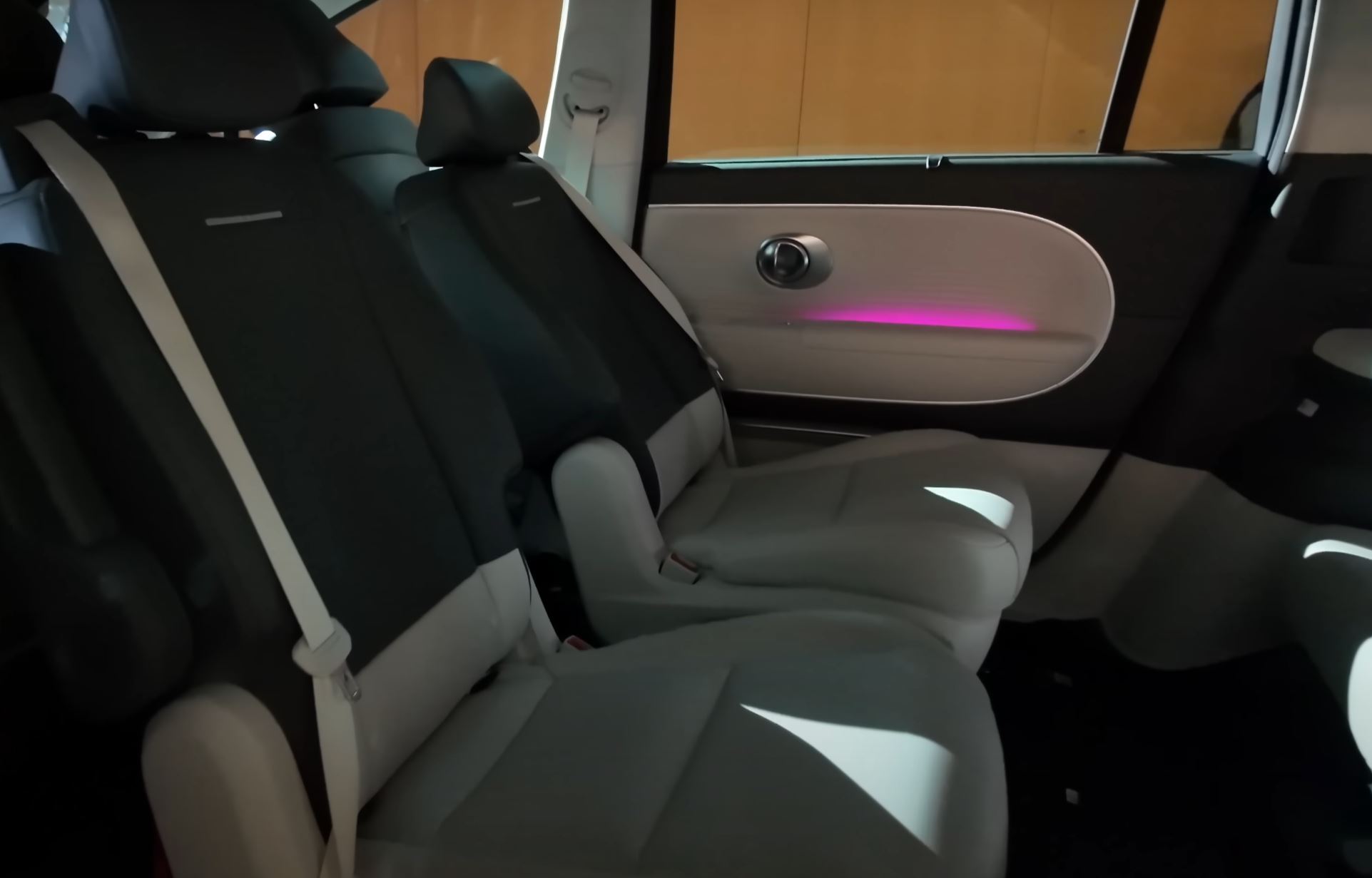 내부 뒤로 돌린 모습