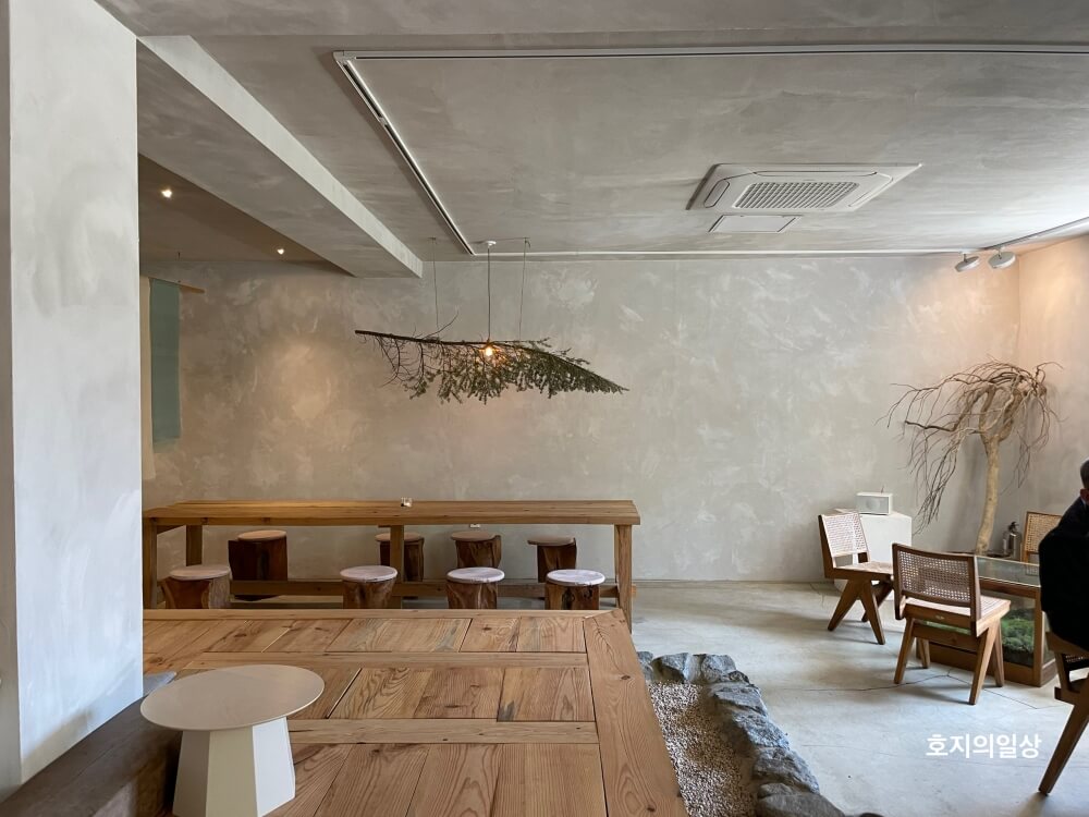 홍천 카페 맛집 러스틱 라이프 - 매장 실내 전경
