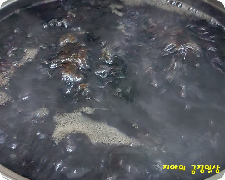 끓고 있는 검은색이 나는 소스