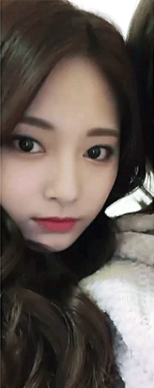 1. 방금 전 무대를 마치고 풀메이크업 상태로 나에게만 몰래 뽀뽀를 날려주는 모습 ♡