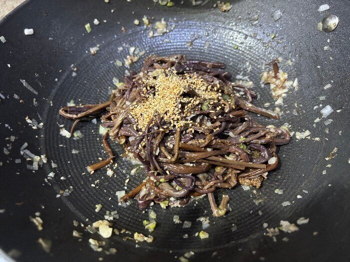 볶은 고사리에 깨소금 올린 사진