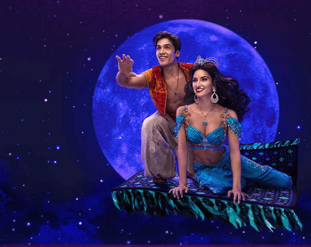 알라딘과 자스민이 양탄자 타고 날라가는 사진