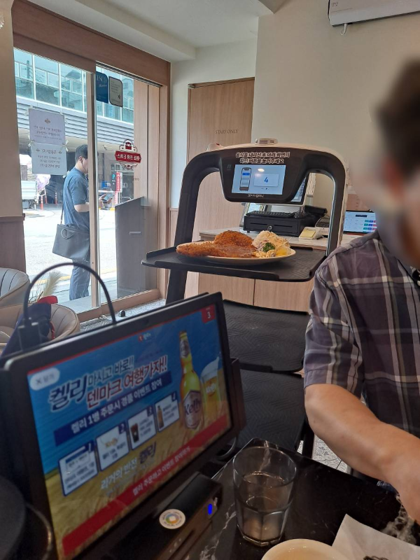 쯔왕돈까스 서빙중인 로봇