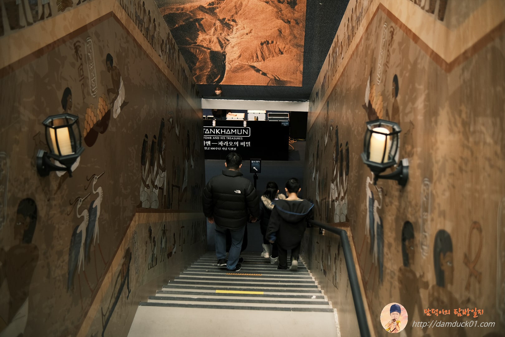 계단을 이용해서 아래로