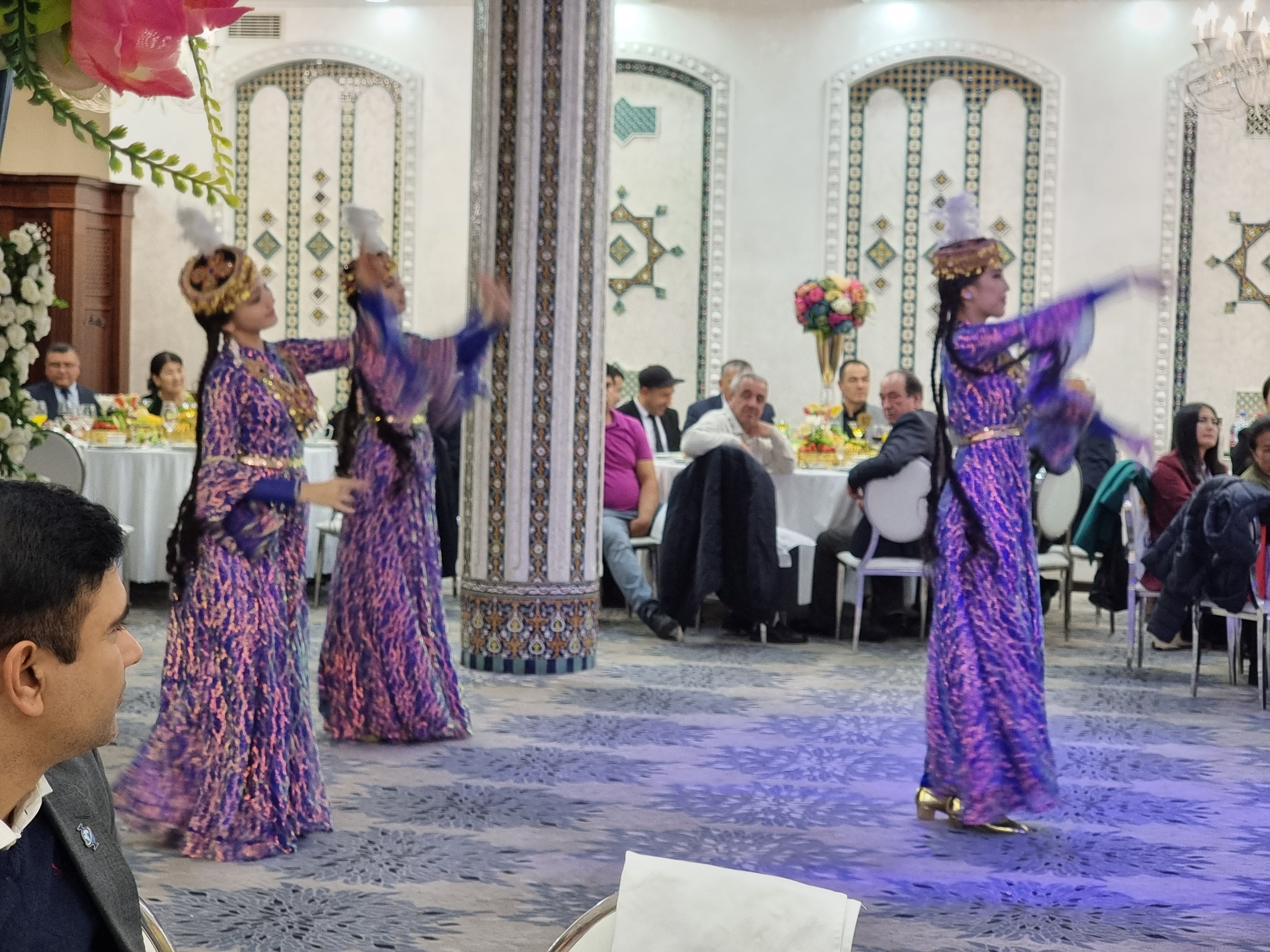 의상을 바꿔가며 춤추는 무희들