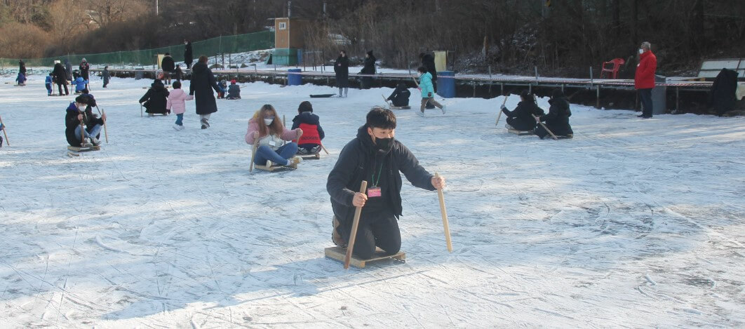 빙어대잔치, 강화신선지 빙어대잔치 축제가 진행중입니다. 신선이 저수지 옆 바위탕에서 목욕을 했다고 해서 신선지라 불리게 되었으며 면적 9,000평으로 그리 넓지는 않지만 최고의 전망을 자랑합니다.