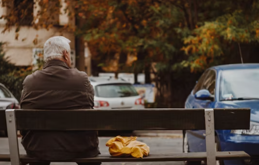 기초연금 모의계산을 하고 있는 노인2