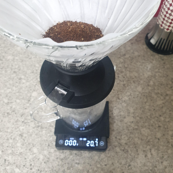 하리오 스위치를 이용한 커피 추출 레시피: feat. 테츠 카츠야_원두 담기