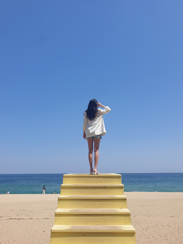 해변에-설치된-계단