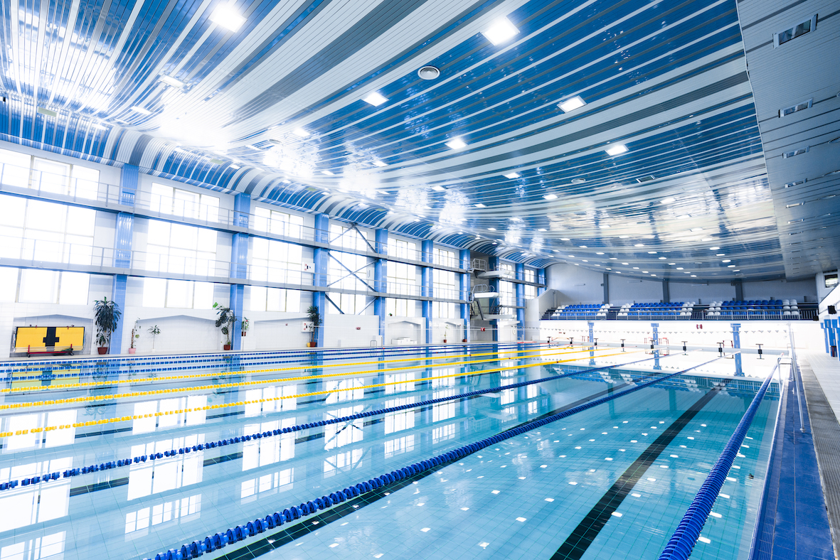 수영장에서 콘텐츠 렌즈를 끼고 수영