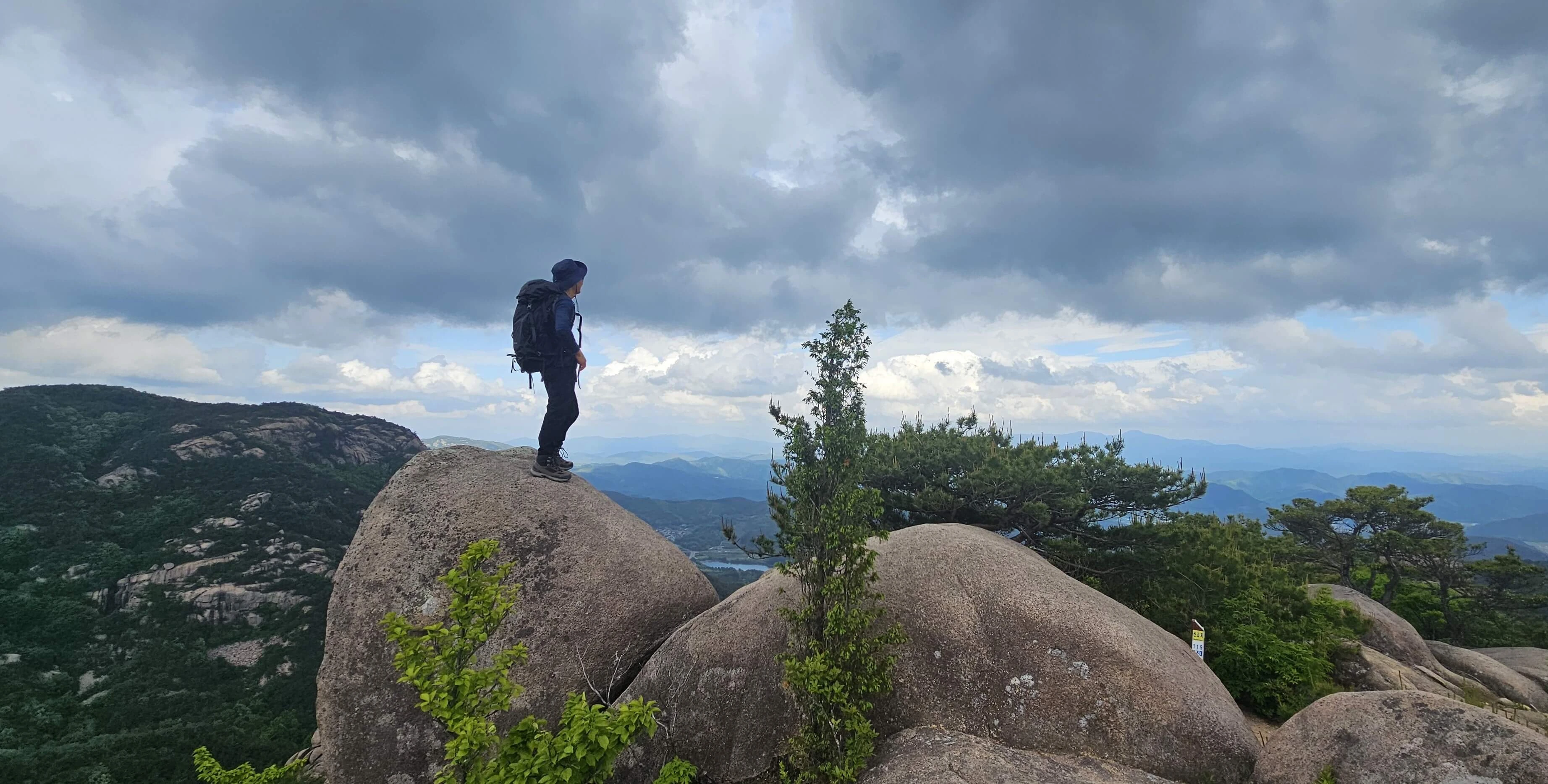 감암산과 모산재의 암릉과 펼쳐진 풍경모습