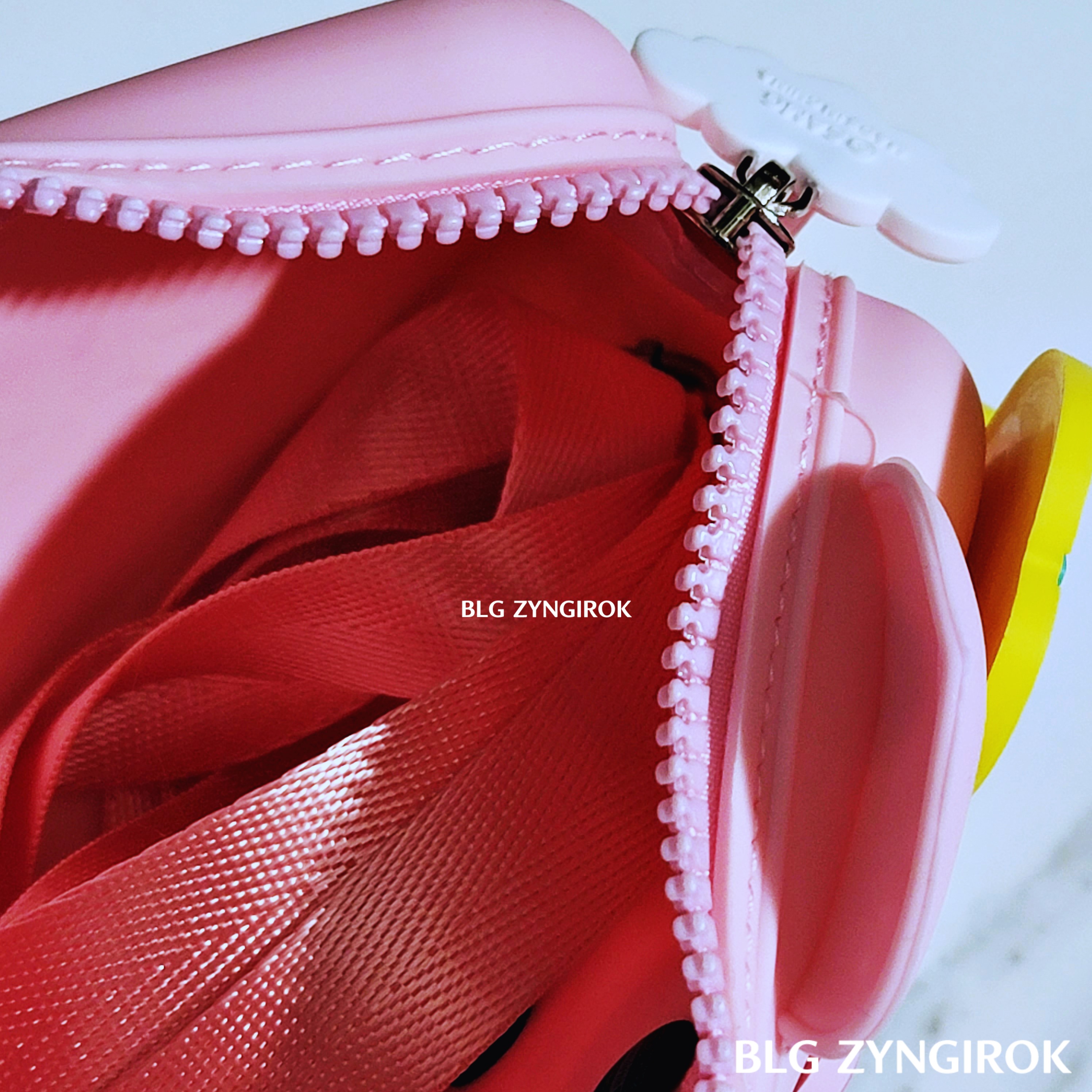 지퍼를 열면 안에 크로스백 끈이 들어있다.