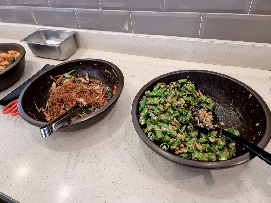 다양한 반찬들이 무한리필