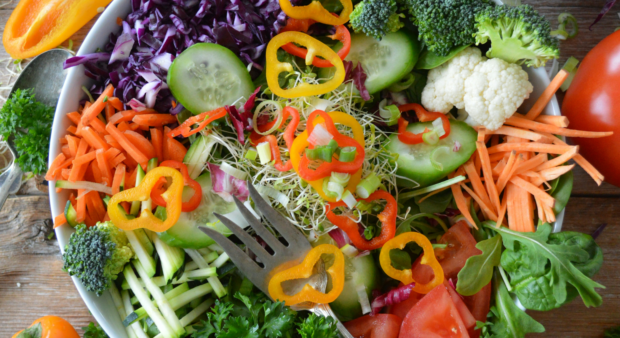 채소들이 담겨있는 그릇