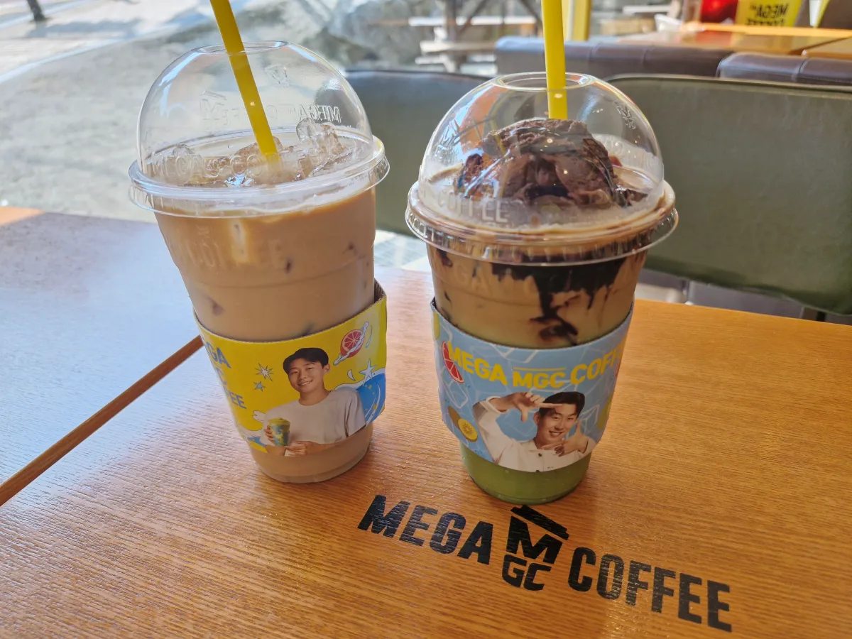 메가커피-바닐라라떼와-녹차라떼