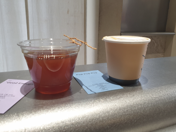 음료가 담긴 투명한 컵 2개가 바 테이블 위에 올려져 있다.