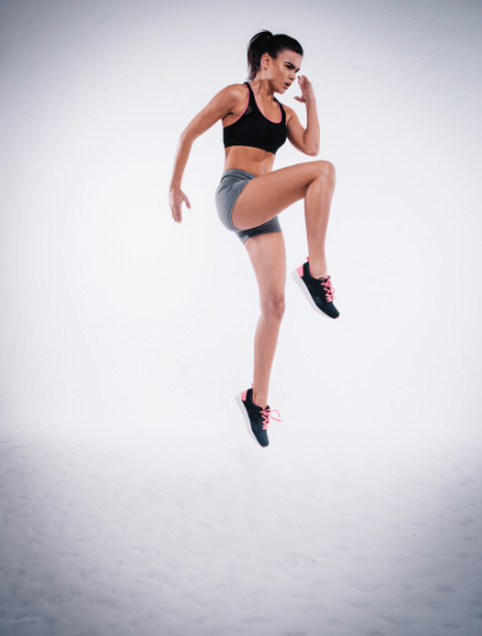 제자리에서 점프하는 운동하는 여성