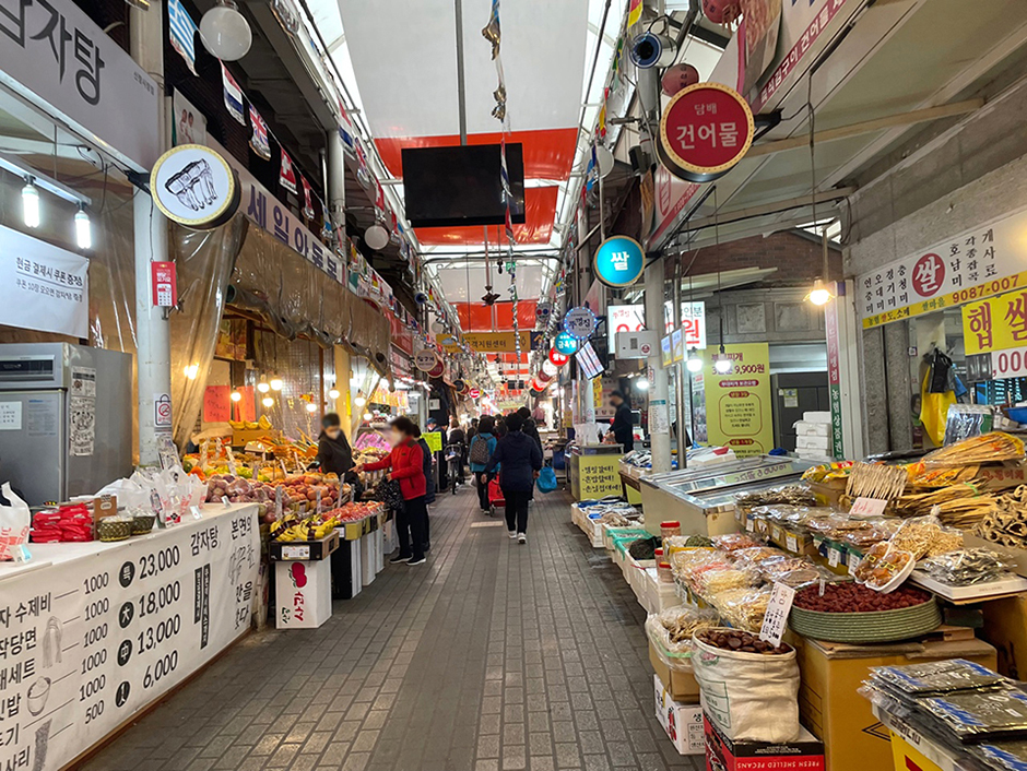 서울 도봉구 창동 신창시장 내부의 전통시장 풍경과 다양한 상점들