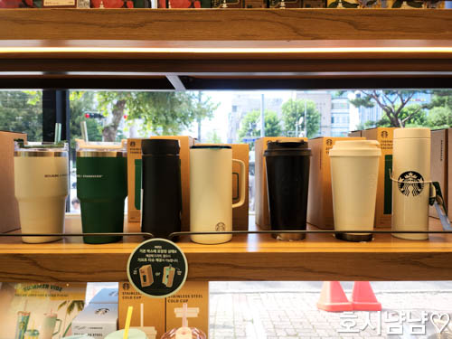 스타벅스 방이역점 시즌별 예쁜 텀블러 구경하기