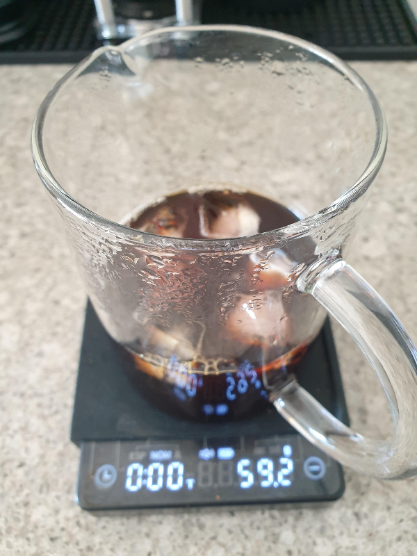 추출된 커피에 59.2g 얼음을 놓고 칠링한다.