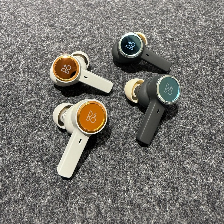 좌측부터 Beoplay Eleven, EX Earphone