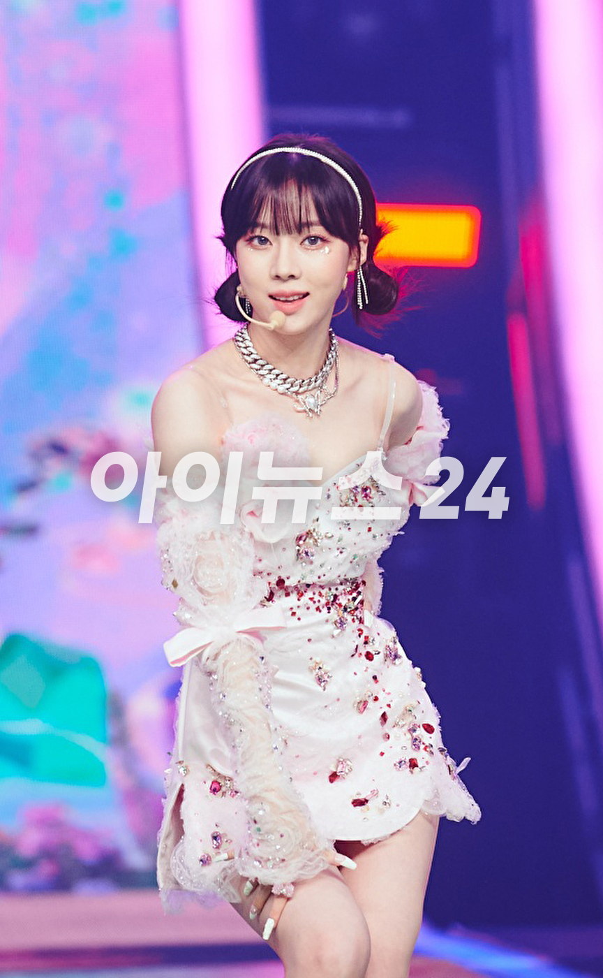 그룹 에스파(aespa)가 31일 오후 진행된 &#39;2021 MBC 가요대제전&#39;에 참석해 멋진 무대를 선보이고 있다. [사진=MBC]
