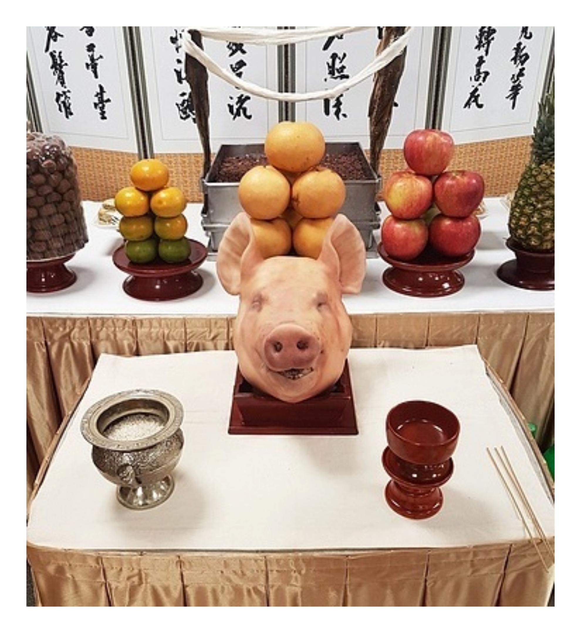 개업고사 핵심 음식 의미를 보여주는 이미지: 통북어, 실타래, 시루떡, 돼지머리 구성