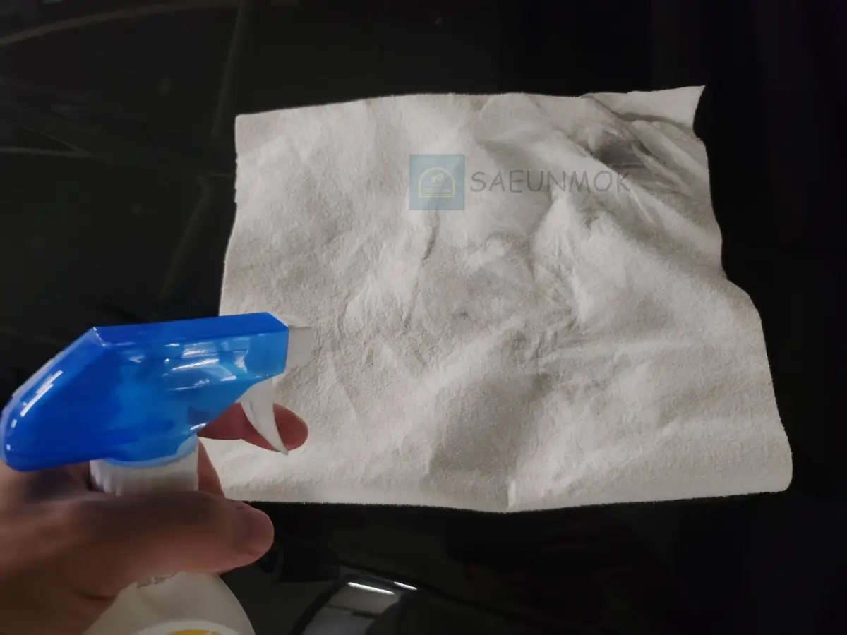 자동차-세정용-마른-헝겊에-발수-코팅제-뿌리는-모습