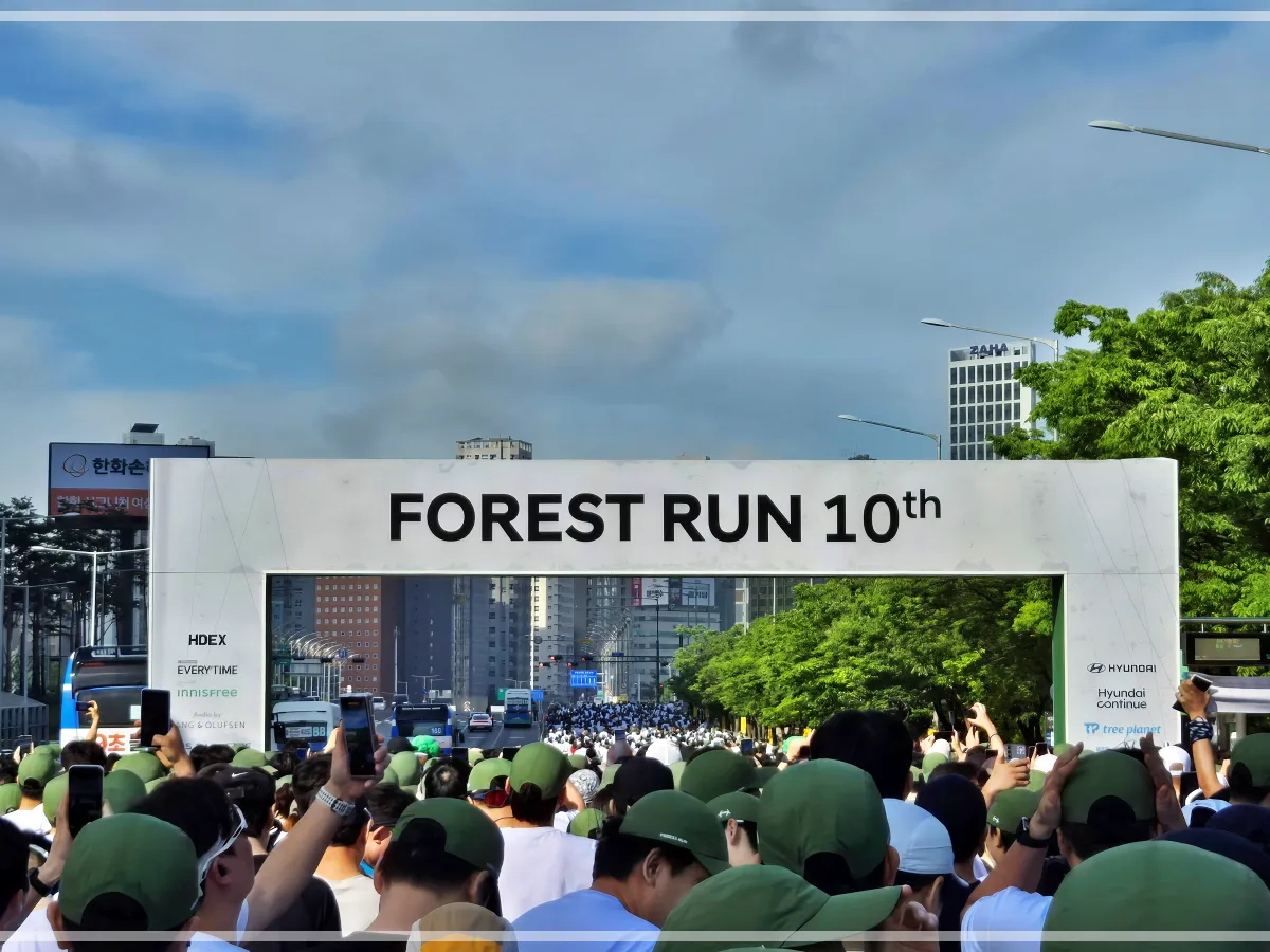 2025-포레스트런-여의도공원-출발지점에서-달리기를-시작하는-참가자들