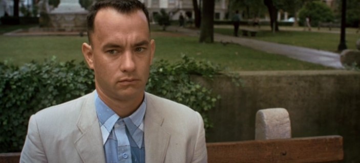 로버트 저메키스 감독의 위대한 걸작 포레스트 검프(Forrest Gump, 1994)의 오프닝이자 가장 상징적인 장면. 톰 행크스(Tom Hanks)에게 '필라델피아(1993)'에 이어 2년 연속 아카데미 남우주연상이라는 대기록을 안겨준 인생 캐릭터 포레스트 검프의 모습.