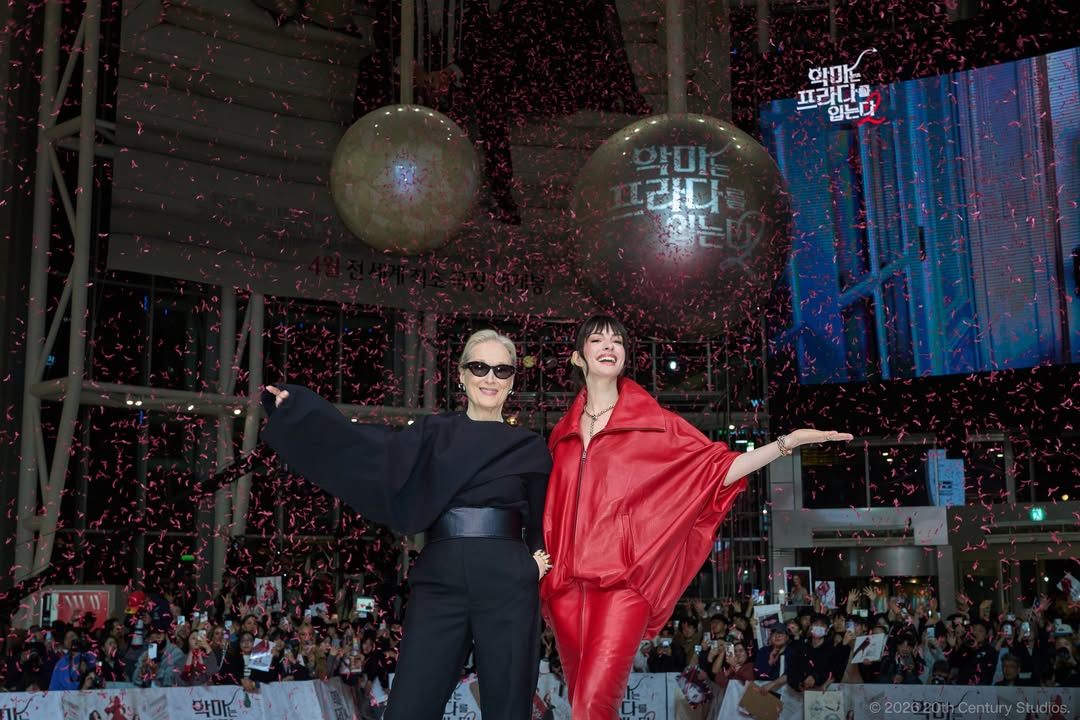 '악마는 프라다를 입는다2' 영화 홍보차 한국을 방문한 메릴 스트립, 앤 해서웨이가 영등포 타임스퀘어에서 포즈를 취하고 있다