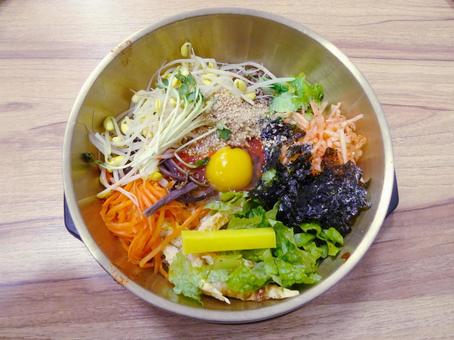 놋쇠그릇에 비빔밥