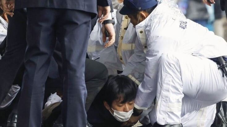 기시다 총리 테러 용의자가 잡히는 사진입니다.