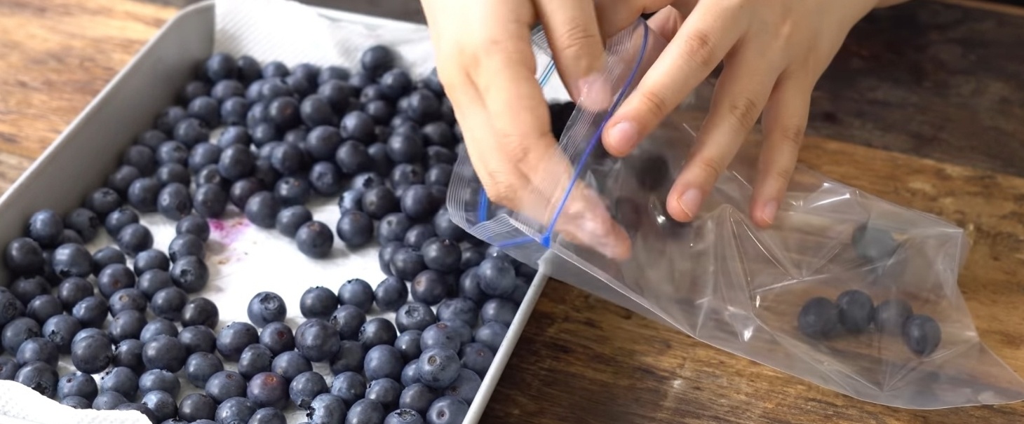 블루베리를 소분하여 지퍼백에 넣는 이미지