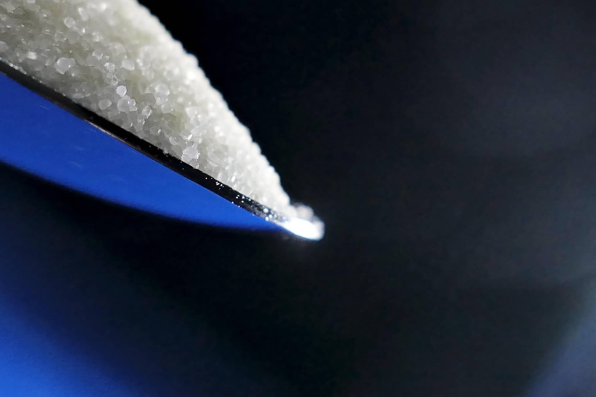 눈이 녹을 때 염화칼슘이 사용되는 이유