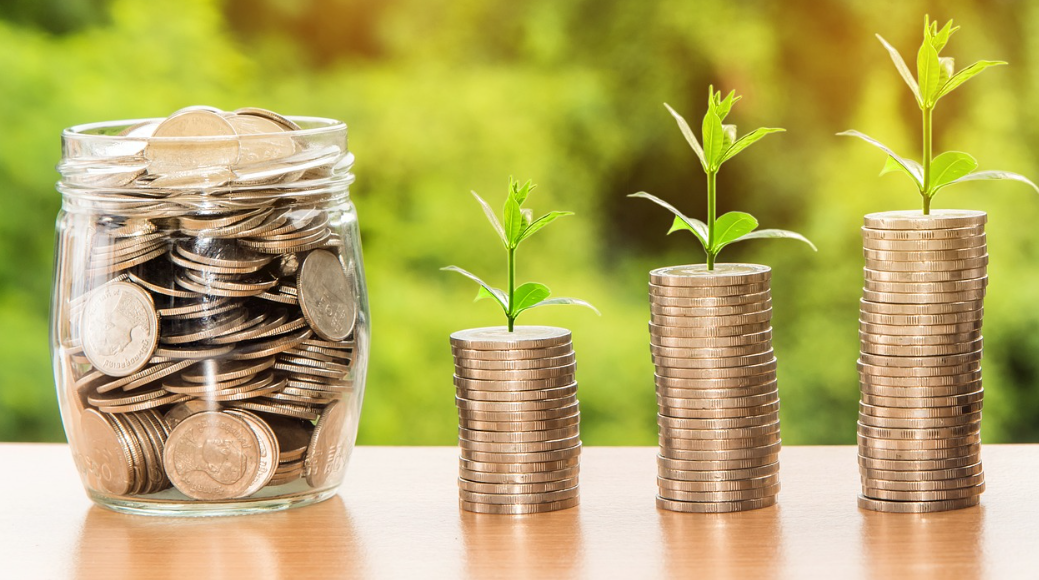 동전이 가득 들어있는 유리병과 동전탑들