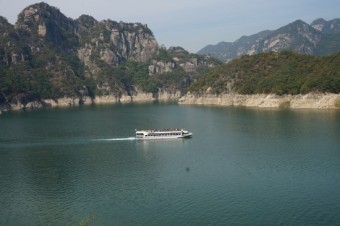 충주호수에-유람선이-지나가는-사진